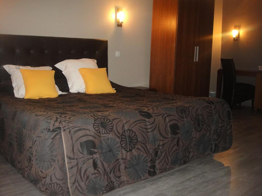Hotel L' Ecu Montbard Kamer foto